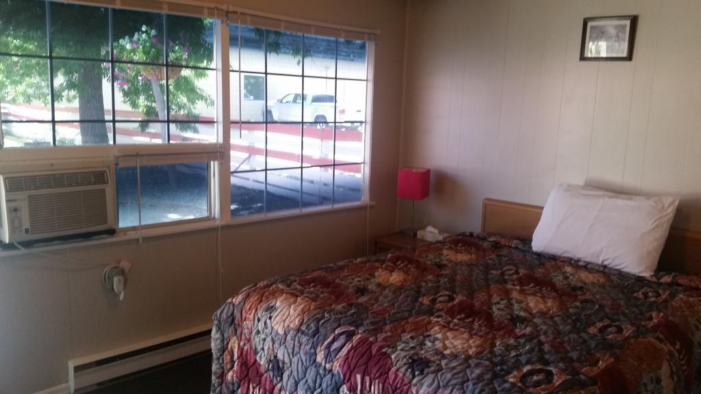 Holiday House Motel Penticton Dış mekan fotoğraf